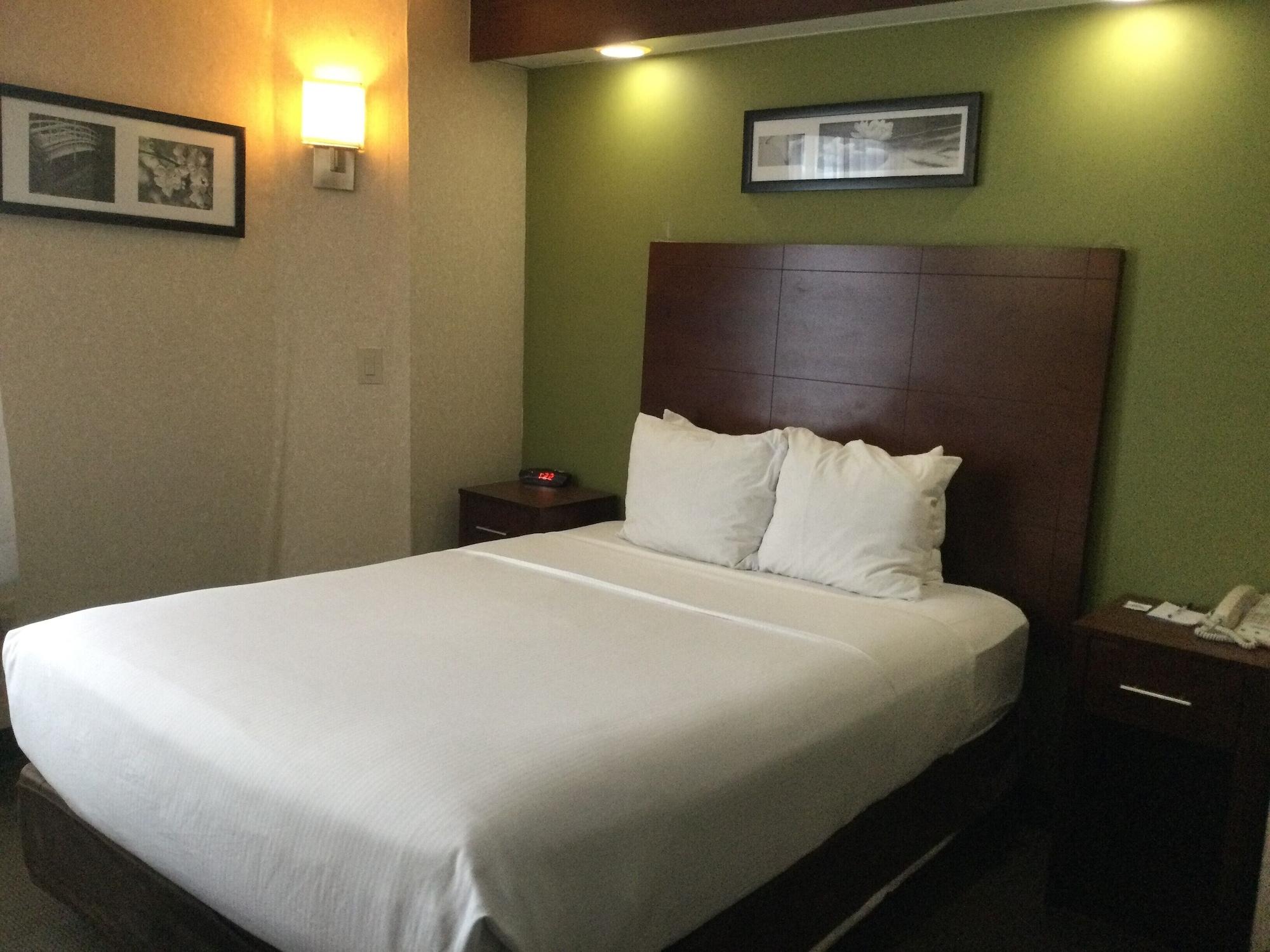 Baymont By Wyndham Flat Rock Hotel Exterior photo